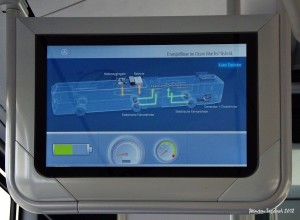 Bei der Fahrt - Dieselmotor aus, Elektromotoren liefern Strom beim bremsen. Keine Emission. Bei der Fahrt - Dieselmotor aus, Elektromotoren liefern Strom beim bremsen. Keine Emission.