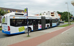 Der neue Hybridbus im Alltag an der Haltestelle Der neue Hybridbus im Alltag an der Haltestelle