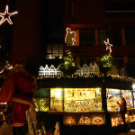 Lichtermeer an den Weihnachtsmarktständen