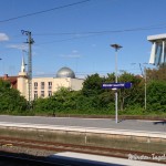 Bahnsteigsituation mit Blick auf die Moschee im Osten des Hbf