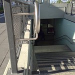 Funktional? Geländer und Fahrradrinne am Treppenaufgang zu den Bahnsteigen