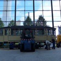 Präzises Aufstellen der Straßenbahn im Atrium des Stadthaus 3